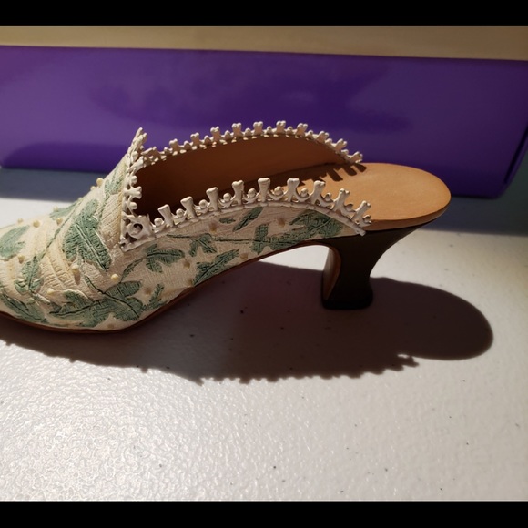 NEW IN BOX Just the Right Shoe “Touch of Lace” - Picture 1 of 5